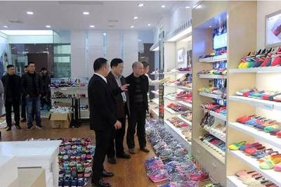 新百倫領(lǐng)跑丨說事:石城縣委書記鮑峰庭一行蒞臨藍魚鞋業(yè)考察指導